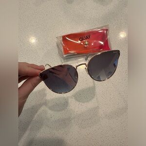 QUAY SUNGLASSES ROSE GOLD FRAME